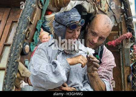 Bournemouth Dorset, Regno Unito. 8 Ott, 2016. Bournemouth Arts da mare Festival torna per un sesto anno con festival di intrattenimento. Timoneria da Acrojou un 'offerta, post-apocalittico storia d'amore", la casa delle ruote è un luogo unico e acrobatico di rotolamento-spettacolo teatrale che si snoda dentro e intorno ad una splendida casa circolare come si viaggia con il pubblico a camminare a fianco. La casa delle ruote è Acrojou ammiraglia, mostra una performance che ha catturato i cuori e l'immaginazione del pubblico di tutto il mondo. Credito: Carolyn Jenkins/Alamy Live News Foto Stock