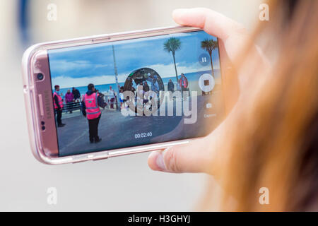 Bournemouth Dorset, Regno Unito. 8 Ott, 2016. Bournemouth Arts da mare Festival torna per un sesto anno con festival di intrattenimento. Timoneria da Acrojou un 'offerta, post-apocalittico storia d'amore", la casa delle ruote è un luogo unico e acrobatico di rotolamento-spettacolo teatrale che si snoda dentro e intorno ad una splendida casa circolare come si viaggia con il pubblico a camminare a fianco. La casa delle ruote è Acrojou ammiraglia, mostra una performance che ha catturato i cuori e l'immaginazione del pubblico di tutto il mondo. Credito: Carolyn Jenkins/Alamy Live News Foto Stock