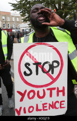 Londra, Regno Unito. 8 Ott, 2016. Un uomo canta durante il mese di marzo da Brixton per Tulse Hill denunciando coltello pistola e la criminalità. Credito: Thabo Jaiyesimi/Alamy Live News Foto Stock