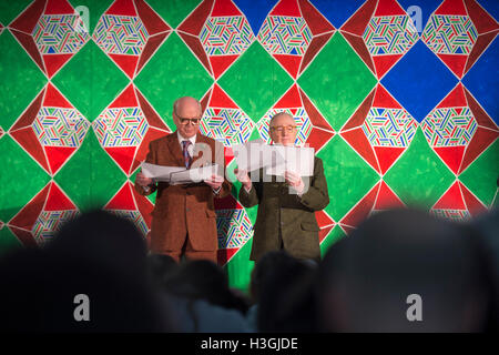Londra, Regno Unito. 08 ott 2016. Mcc0072999.ST News.Hyde Park.Sackler Serpentine Gallery.Il Miracolo Marathon Weekend 8-9 ottobre.artisti, scrittori, scienziati e filosofi si riuniscono per un fine settimana di discussione live, eventi e trasmesso ad esplorare i temi dei miracoli, rituale, immaginazione e pensiero magico.Pic Mostra artista duo Gilbert e George che compaiono all'evento per eseguire 'Fuckosophy per tutti' Credit: PAOLO GROVER/Alamy Live News Foto Stock
