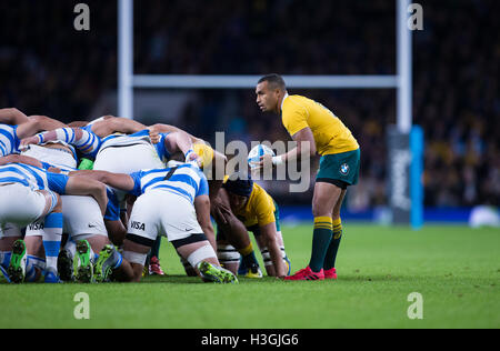 Stadio di Twickenham, Londra, Regno Unito. 08 ott 2016. Internazionale di Rugby campionato. Argentina Australia versus. Australia scrum-metà sarà Genia mette in un scrum. Credito: Azione Sport Plus/Alamy Live News Foto Stock