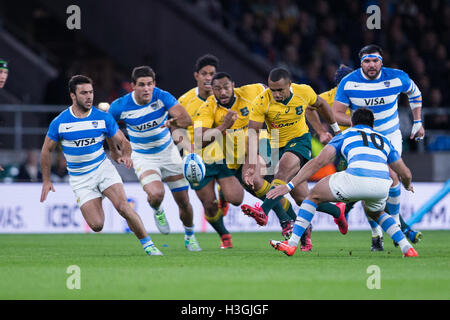 Stadio di Twickenham, Londra, Regno Unito. 08 ott 2016. Internazionale di Rugby campionato. Argentina Australia versus. Australia scrum-metà sarà Genia calci la palla. Credito: Azione Sport Plus/Alamy Live News Foto Stock