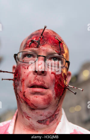 Londra, Regno Unito. Il 9 ottobre, 2016. Festaioli, in costume e make-up, invadono Piccadilly Circus di notte durante il mondo zombie giorno. Credito: Stephen Chung / Alamy Live News Foto Stock