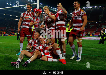 Old Trafford, Manchester, Regno Unito. 08 ott 2016. Rugby League Grand Final. Warrington lupi contro il Wigan Warriors. Wigan i giocatori con il trofeo Credito: Azione Sport Plus/Alamy Live News Foto Stock