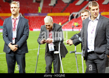 Old Trafford, Manchester, Regno Unito. 08 ott 2016. Rugby League Grand Final. Warrington lupi contro il Wigan Warriors. Sam Tomkins di Wigan Warriors invia un testo dopo aver guardato la partita con le sue stampelle Credito: Azione Sport Plus/Alamy Live News Foto Stock