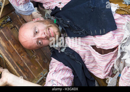 Bournemouth Dorset, Regno Unito. 8 ottobre 2016. Bournemouth Arts da mare Festival torna per un sesto anno con festival di intrattenimento. Timoneria da Acrojou un 'offerta, post-apocalittico storia d'amore", la casa delle ruote è un luogo unico e acrobatico di rotolamento-spettacolo teatrale che si snoda dentro e intorno ad una splendida casa circolare come si viaggia con il pubblico a camminare a fianco. La casa delle ruote è Acrojou ammiraglia, mostra una performance che ha catturato i cuori e l'immaginazione del pubblico di tutto il mondo. Credito: Carolyn Jenkins/Alamy Live News Foto Stock