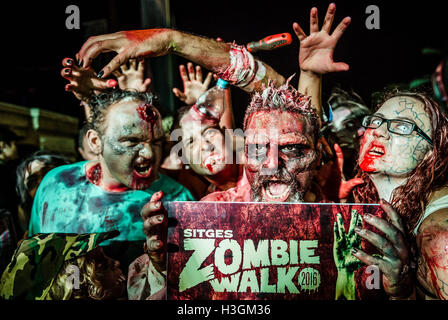 Sitges, Spagna. Ottobre 9th, 2016. Gli zombie di tutti i tipi si riuniscono per la Sitges Zombie a piedi 2016 Credit: matthi/Alamy Live News Foto Stock