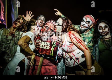 Sitges, Spagna. Ottobre 9th, 2016. Gli zombie di tutti i tipi si riuniscono per la Sitges Zombie a piedi 2016 Credit: matthi/Alamy Live News Foto Stock