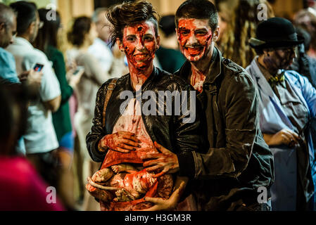 Sitges, Spagna. Ottobre 9th, 2016. I futuri genitori Zombie prendere parte in Sitges Zombie a piedi 2016 Credit: matthi/Alamy Live News Foto Stock