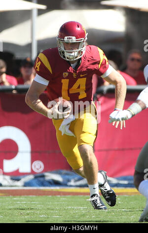 Los Angeles, CA, US, STATI UNITI D'AMERICA. 8 Ott, 2016. 8 ottobre 2016: USC Trojans quarterback Sam Darnold (14) codifica per un breve periodo di guadagno nel gioco tra il Colorado Buffaloes e l'USC Trojans, il Colosseo a Los Angeles, CA. Peter Joneleit/ Zuma filo Servizio © Peter Joneleit/ZUMA filo/Alamy Live News Foto Stock