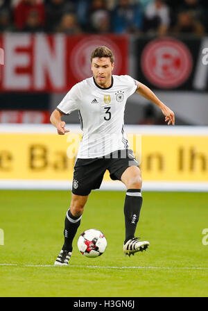 Amburgo, Germania. 08 ott 2016. Jonas HECTOR, DFB 3 aziona la pallina, azione, full-size, per la qualificazione della Coppa del Mondo Germania - Repubblica Ceca 3-0 ad Amburgo, in Germania a ottobre 8, 2016/08.10.2016 Credito: Peter Schatz/Alamy Live News Foto Stock