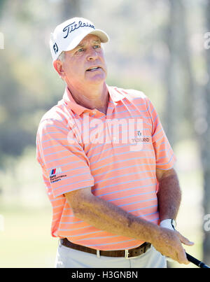 Newport Beach, California, Stati Uniti d'America. 8 Ott, 2016. Jay Haas fa un tee-shot sul terzo foro durante il secondo round della Toshiba Classic presso il Newport Beach Country Club. Credito: Doug Gifford/ZUMA filo/Alamy Live News Foto Stock