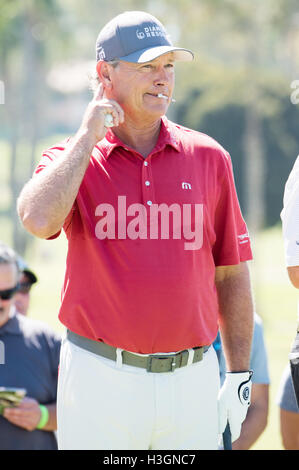 Newport Beach, California, Stati Uniti d'America. 8 Ott, 2016. Giovanni cuoco prepara per una tee-shot sul terzo foro durante il secondo round della Toshiba Classic presso il Newport Beach Country Club. Credito: Doug Gifford/ZUMA filo/Alamy Live News Foto Stock