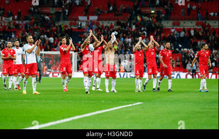 Londra, Regno Unito. 8 Ott, 2016. I giocatori di Malta riconosce i loro sostenitori dopo il gruppo F match tra Inghilterra e Malta a 2018 FIFA World Cup zona europea qualificazioni allo Stadio di Wembley a Londra, Inghilterra, il Ott 8, 2016. In Inghilterra ha vinto 2-0. Credito: Han Yan/Xinhua/Alamy Live News Foto Stock