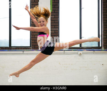 Canonsburg, U.S.A. 08 ott 2016. La ballerina Bella Gannt esegue un salto split a estensioni di danza Performing Arts Center. Canonsburg, PA, Stati Uniti d'America. Credito: Brent Clark/Alamy Live News Foto Stock