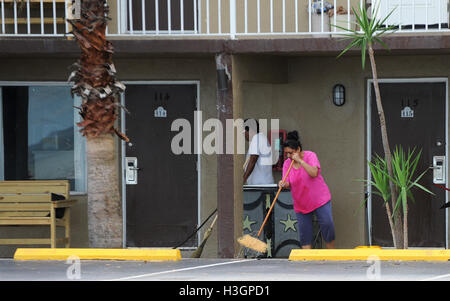 Flagler Beach, Florida, Stati Uniti d'America. 8 Ottobre, 2016. Lavoratori per spazzare via la pioggia e l'acqua di mare dalla parte anteriore di un hotel sulla spiaggia che era stata danneggiata da un uragano Matteo in Flagler Beach, Florida il 8 ottobre 2016. Credito: Paul Hennessy/Alamy Live News Foto Stock