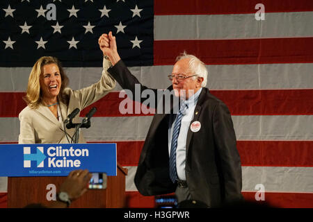 Philadelphia, Stati Uniti d'America, 8 ottobre, 2016. L-R Senato democratica candidato Katie McGinty e il senatore Bernie Sanders di campagna per Hillary Clinton all'Università delle Arti di Gershman Hall del 8 ottobre 2016 in Philadelphia, PA. © foto di accesso/Alamy Live ne Foto Stock