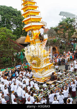 Torre di cremazione in una cerimonia di cremazione. Foto Stock