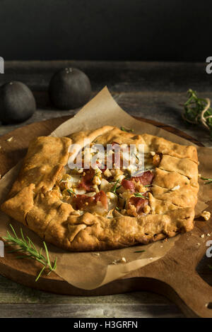 Il prosciutto saporito formaggio e pera Galette pronto a mangiare Foto Stock