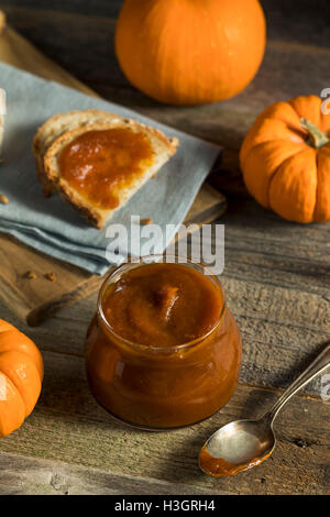 Organici di zucca fatti in casa il burro spalmato sul pane Foto Stock