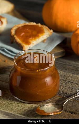 Organici di zucca fatti in casa il burro spalmato sul pane Foto Stock