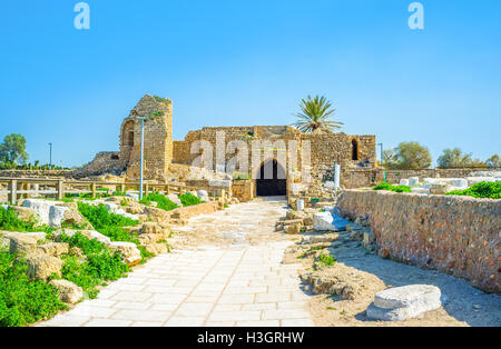 Il conservato Crociato medievale Porta d'ingresso a Cesarea sito archeologico, Israele. Foto Stock