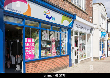 Fila di tre negozi caritatevoli, Market Place, Swaffham, Norfolk, Inghilterra, Regno Unito Foto Stock