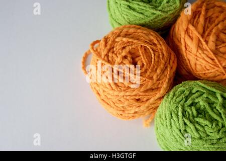 Palle di cotone di lana filati di seta impostato su spazio copia sfondo bianco sul lato sinistro Foto Stock