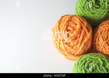 Palle di cotone di lana filati di seta impostato su spazio copia sfondo bianco sul lato sinistro Foto Stock