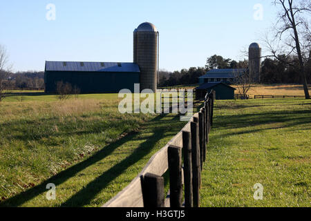 Silos in fattoria nella Virginia rurale, Stati Uniti Foto Stock