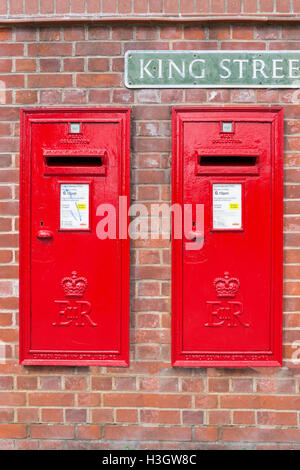 Royal Mail posta a parete scatole di raccolta, King Street, Thetford, Norfolk, Inghilterra, Regno Unito Foto Stock