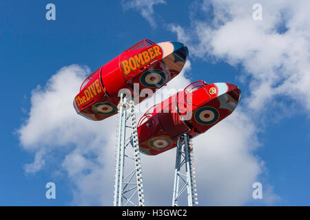 Il Dive Bomber ride a carradori Vintage Fair vapore sul verde, Englefield Green, Surrey, England, Regno Unito Foto Stock