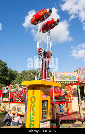 Il Dive Bomber ride e token macchina a vapore carradori Fair, il verde, Englefield Green, Surrey, England, Regno Unito Foto Stock