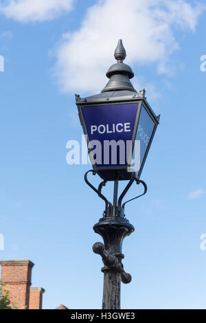 Cartello con la lampada vintage fuori dalla stazione di polizia, Oldfield Lane, Greenford, London Borough of Ealing, Greater London, England, Regno Unito Foto Stock