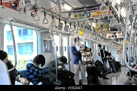 Chi viaggia in treno dei pendolari Tokyo Giappone Foto Stock