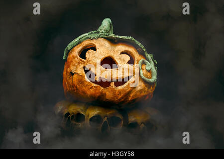 Zucca di Halloween con Spider su teschi Foto Stock