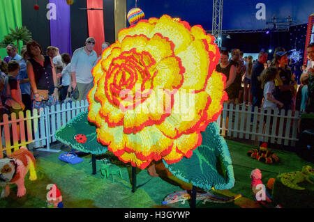 Perth,WA,Australia-April 10,2016:spettatori e grandi lego fiori in mostra presso il Brickman esperienza in Perth, Western Australia. Foto Stock