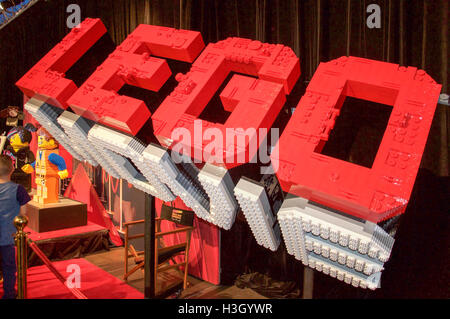 Perth,WA,Australia-April 10,2016:gigante film lego segno fatto di mattoncini lego presso il Brickman esperienza in Perth, Western Australia. Foto Stock