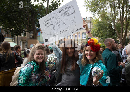 Demo per salvare la vita notturna nel Regno Unito a seguito della chiusura del club di Londra tessuto manifestanti sono in lotta per salvare Londra luoghi famosi in questo Londra clubbing scene manifestazione di sabato 8 ottobre 2016 a Londra Regno Unito. La protesta è per chiedere al governo di proteggere questa zona la nostra cultura a Londra e in tutto il Regno Unito. Inizio a Hoxton Square, manifestanti radunati in un sereno e gioioso e vibrante protesta per aumentare la consapevolezza delle difficoltà incontrate dalla musica elettronica e club culture. Foto Stock