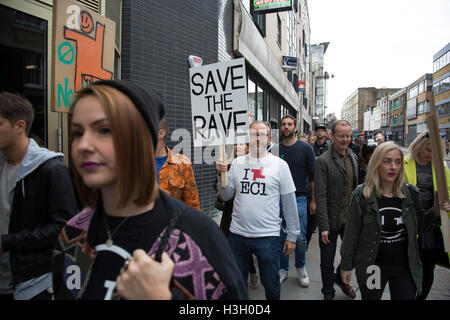 Demo per salvare la vita notturna nel Regno Unito a seguito della chiusura del club di Londra tessuto manifestanti sono in lotta per salvare Londra luoghi famosi in questo Londra clubbing scene manifestazione di sabato 8 ottobre 2016 a Londra Regno Unito. La protesta è per chiedere al governo di proteggere questa zona la nostra cultura a Londra e in tutto il Regno Unito. Inizio a Hoxton Square, manifestanti radunati in un sereno e gioioso e vibrante protesta per aumentare la consapevolezza delle difficoltà incontrate dalla musica elettronica e club culture. Foto Stock