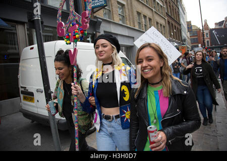 Demo per salvare la vita notturna nel Regno Unito a seguito della chiusura del club di Londra tessuto manifestanti sono in lotta per salvare Londra luoghi famosi in questo Londra clubbing scene manifestazione di sabato 8 ottobre 2016 a Londra Regno Unito. La protesta è per chiedere al governo di proteggere questa zona la nostra cultura a Londra e in tutto il Regno Unito. Inizio a Hoxton Square, manifestanti radunati in un sereno e gioioso e vibrante protesta per aumentare la consapevolezza delle difficoltà incontrate dalla musica elettronica e club culture. Foto Stock