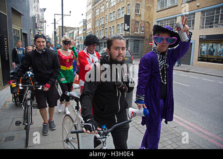 Demo per salvare la vita notturna nel Regno Unito a seguito della chiusura del club di Londra tessuto manifestanti sono in lotta per salvare Londra luoghi famosi in questo Londra clubbing scene manifestazione di sabato 8 ottobre 2016 a Londra Regno Unito. La protesta è per chiedere al governo di proteggere questa zona la nostra cultura a Londra e in tutto il Regno Unito. Inizio a Hoxton Square, manifestanti radunati in un sereno e gioioso e vibrante protesta per aumentare la consapevolezza delle difficoltà incontrate dalla musica elettronica e club culture. Foto Stock