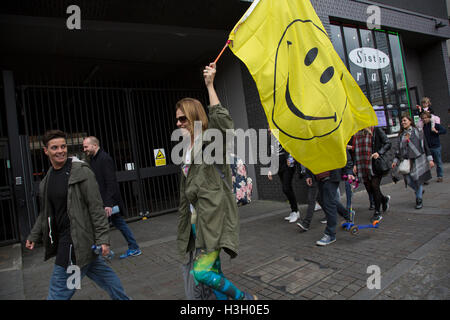 Demo per salvare la vita notturna nel Regno Unito a seguito della chiusura del club di Londra tessuto manifestanti sono in lotta per salvare Londra luoghi famosi in questo Londra clubbing scene manifestazione di sabato 8 ottobre 2016 a Londra Regno Unito. La protesta è per chiedere al governo di proteggere questa zona la nostra cultura a Londra e in tutto il Regno Unito. Inizio a Hoxton Square, manifestanti radunati in un sereno e gioioso e vibrante protesta per aumentare la consapevolezza delle difficoltà incontrate dalla musica elettronica e club culture. Foto Stock