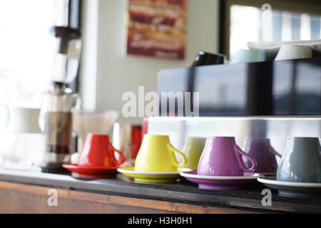 Colorato tazza di caffè nella caffetteria, il fuoco selettivo Foto Stock
