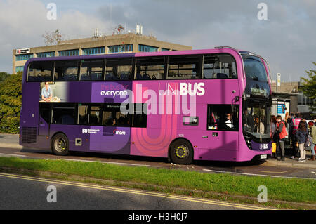 Recentemente emesso più bus 1628 (HF66 CEN), Alexander Dennis Enviro 400MMC, è visto in livrea Unibus per l'Università di Bournemouth Foto Stock
