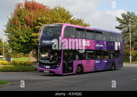 Recentemente emesso più bus 1628 (HF66 CEN), Alexander Dennis Enviro 400MMC, è visto in livrea Unibus per l'Università di Bournemouth Foto Stock