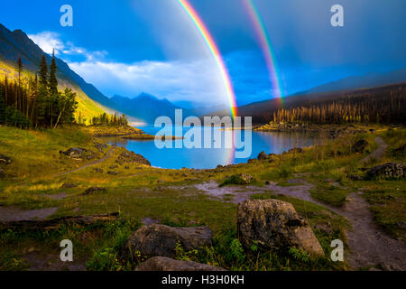 Un doppio arcobaleno archi su Lago di medicina nel Parco Nazionale di Jasper la Valle Maligne. Foto Stock