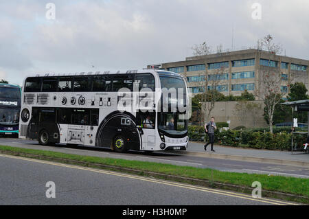 Recentemente emesso più bus 1633 (HF66 CEY), un Alexander Dennis Enviro 400MMC, è visto in livrea Unibus per l'Università delle Arti Foto Stock