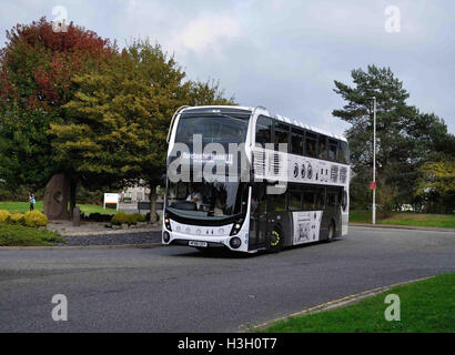 Recentemente emesso più bus 1633 (HF66 CEY), un Alexander Dennis Enviro 400MMC, è visto in livrea Unibus per l'Università delle Arti Foto Stock