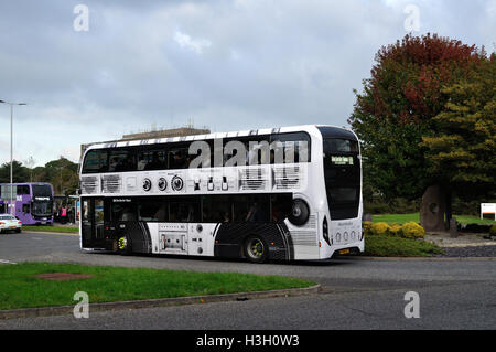 Recentemente emesso più bus 1633 (HF66 CEY), un Alexander Dennis Enviro 400MMC, è visto in livrea Unibus per l'Università delle Arti Foto Stock